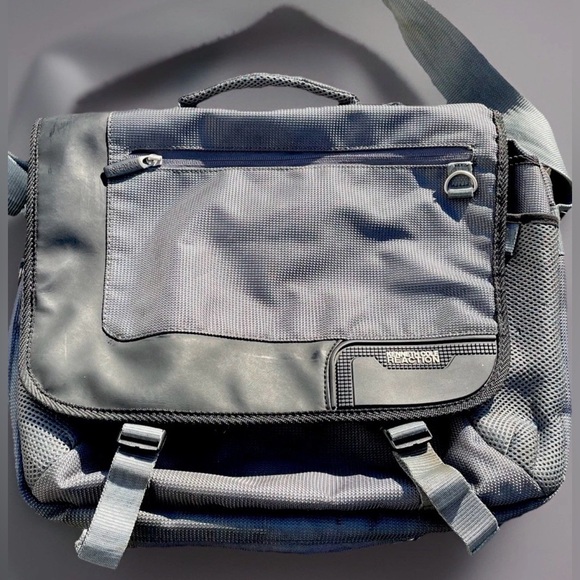 Kenneth Cole Reaction Laptop
Messenger Cross Body Bag Black & Gray Many Pockets - Picture 4 of 12